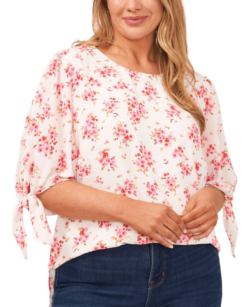 Front of a model wearing a size 1X Jamila Blouse in BLOOMROMANCESE by CeCe. | dia_product_style_image_id:263557